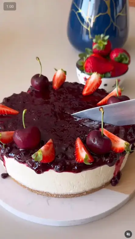 Estudiante mostrando un postre navideño preparado con la colección de recetas