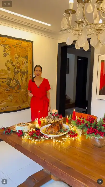 Estudiante mostrando un postre navideño preparado con la colección de recetas