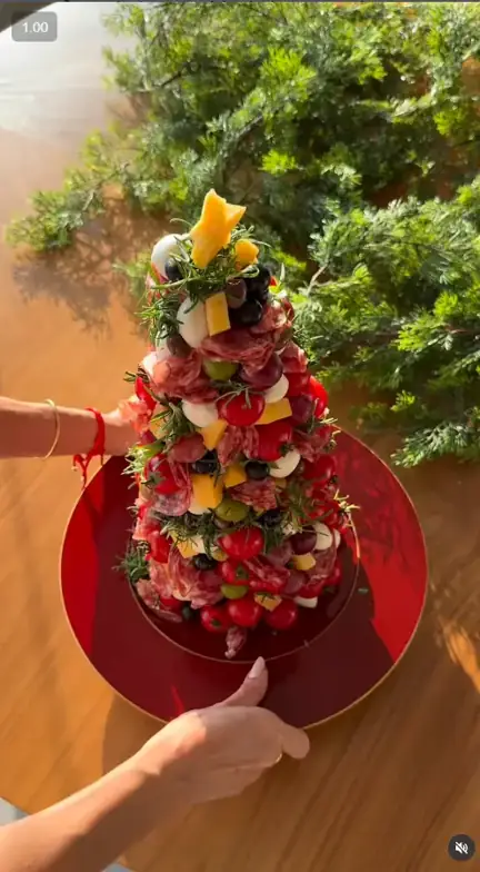 Estudiante mostrando un postre navideño preparado con la colección de recetas