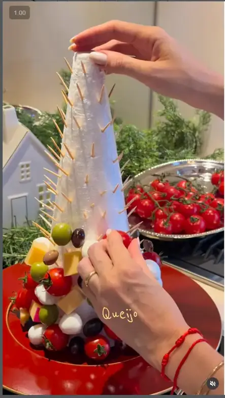 Estudiante mostrando un postre navideño preparado con la colección de recetas